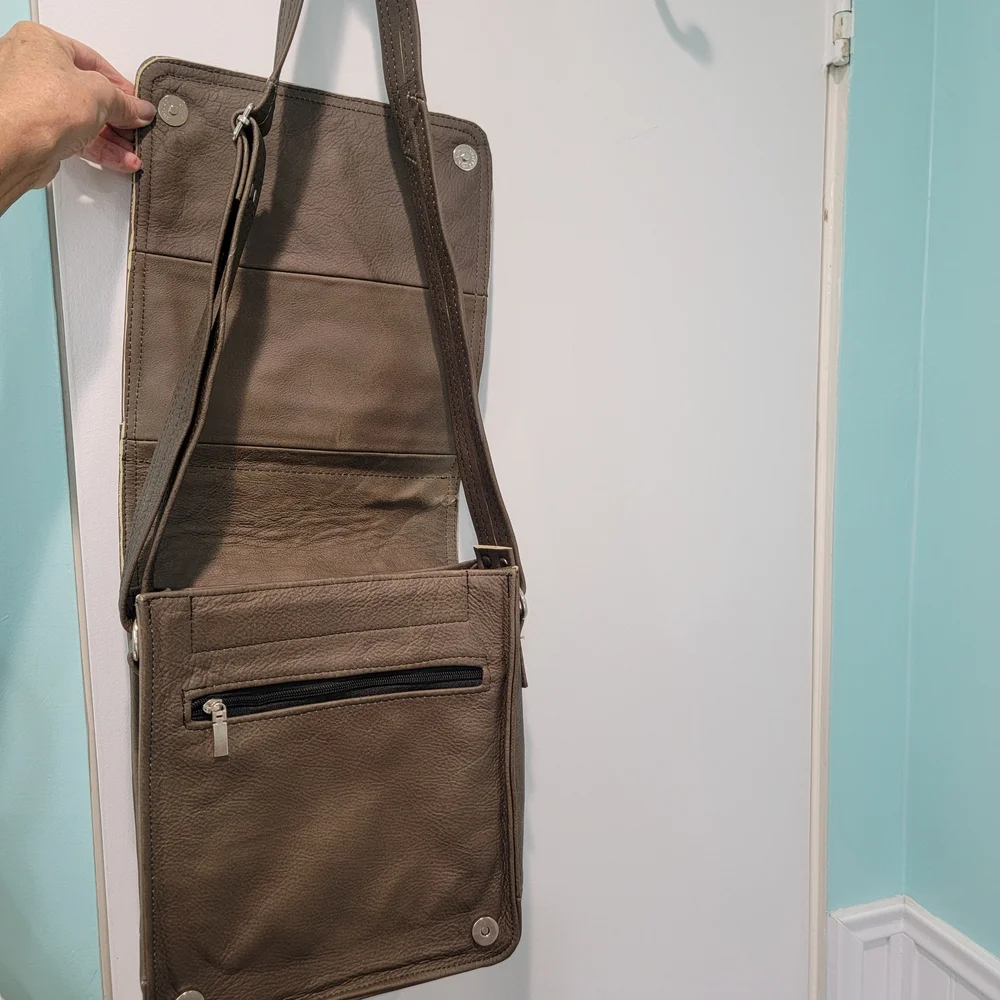 Elegant Tan Leather Men's Messenger Bag